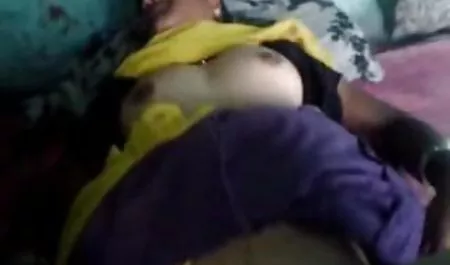 سکسی سوزی سوراخ های خود را که توسط یک مرد جوانتر پر شده داستانهاي سكسي قديمي ، می کند.