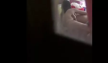 موی لسی با گربه مودار خود در داستانهاي سكسي شهوتناك آشپزخانه بازی می کند
